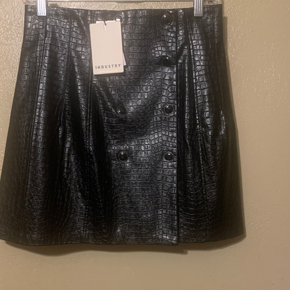 Industry size 2 Black Croc-Patterned Mini Skirt Snap Front Opening NWT - Picture 1 of 5